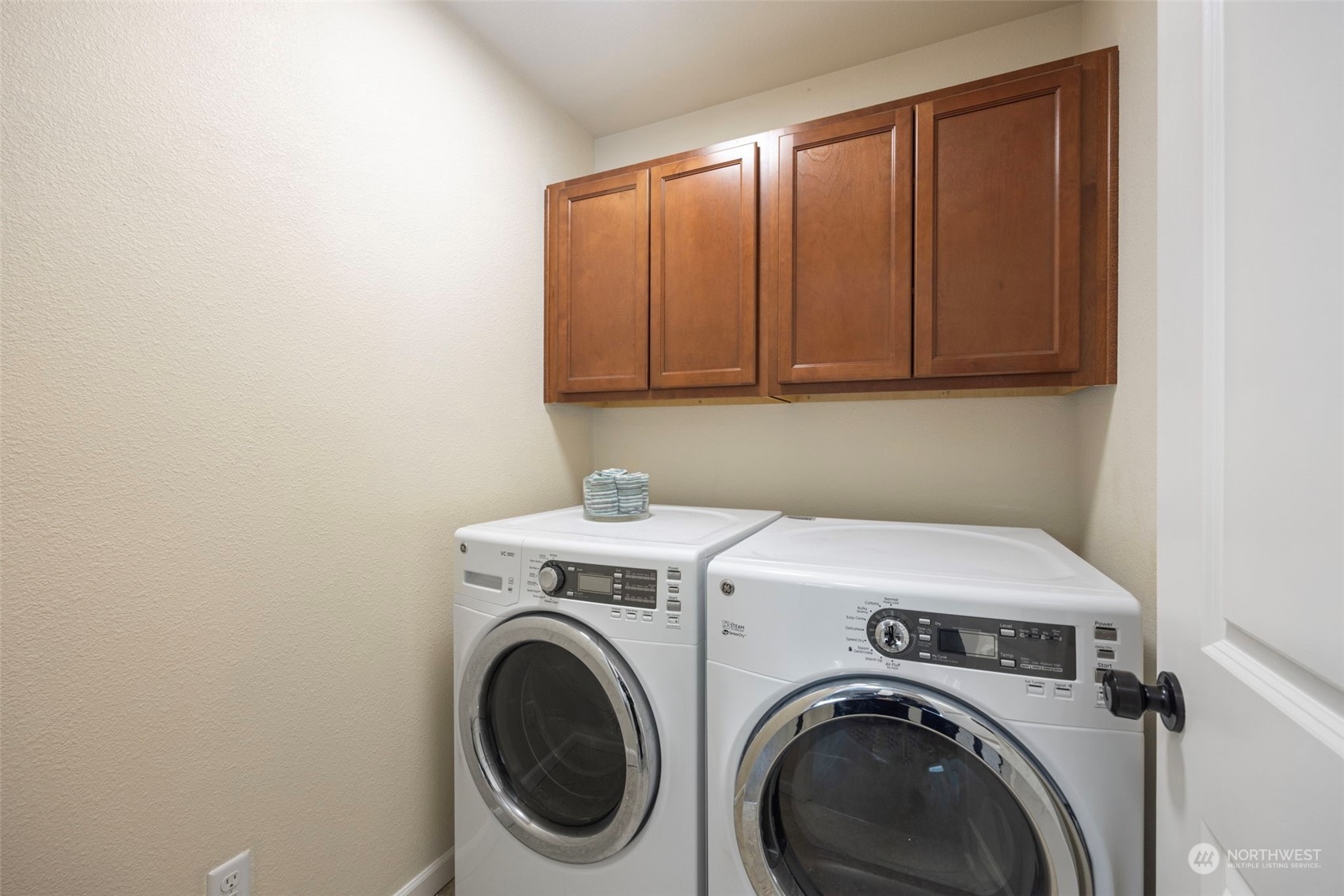 320 Graham Avenue Northeast Renton, WA 98059 - Photo 22 of 26 a utility room with dryer and washer