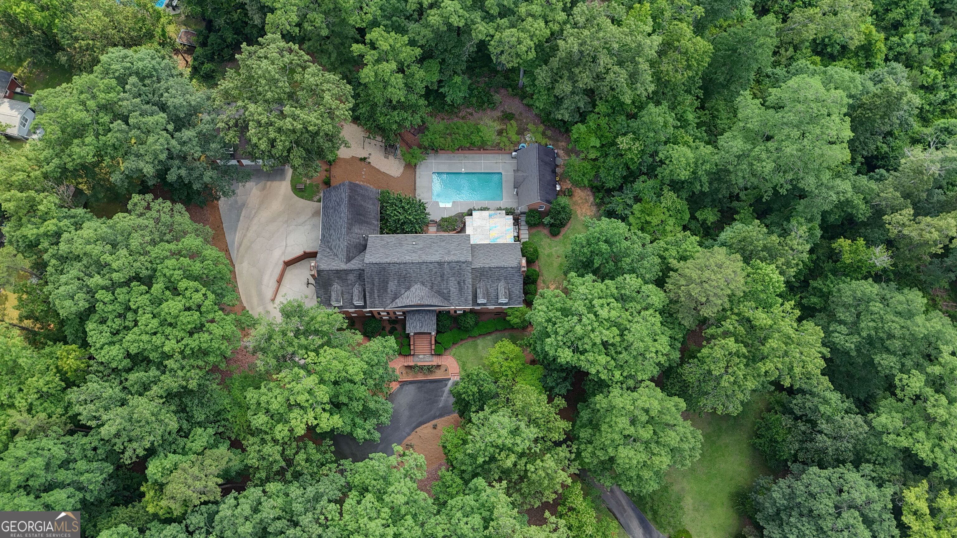 15 Ladonna Place Southwest Rome, GA 30165 - Photo 67 of 70 an aerial view of a house with table and chairs and a fountain