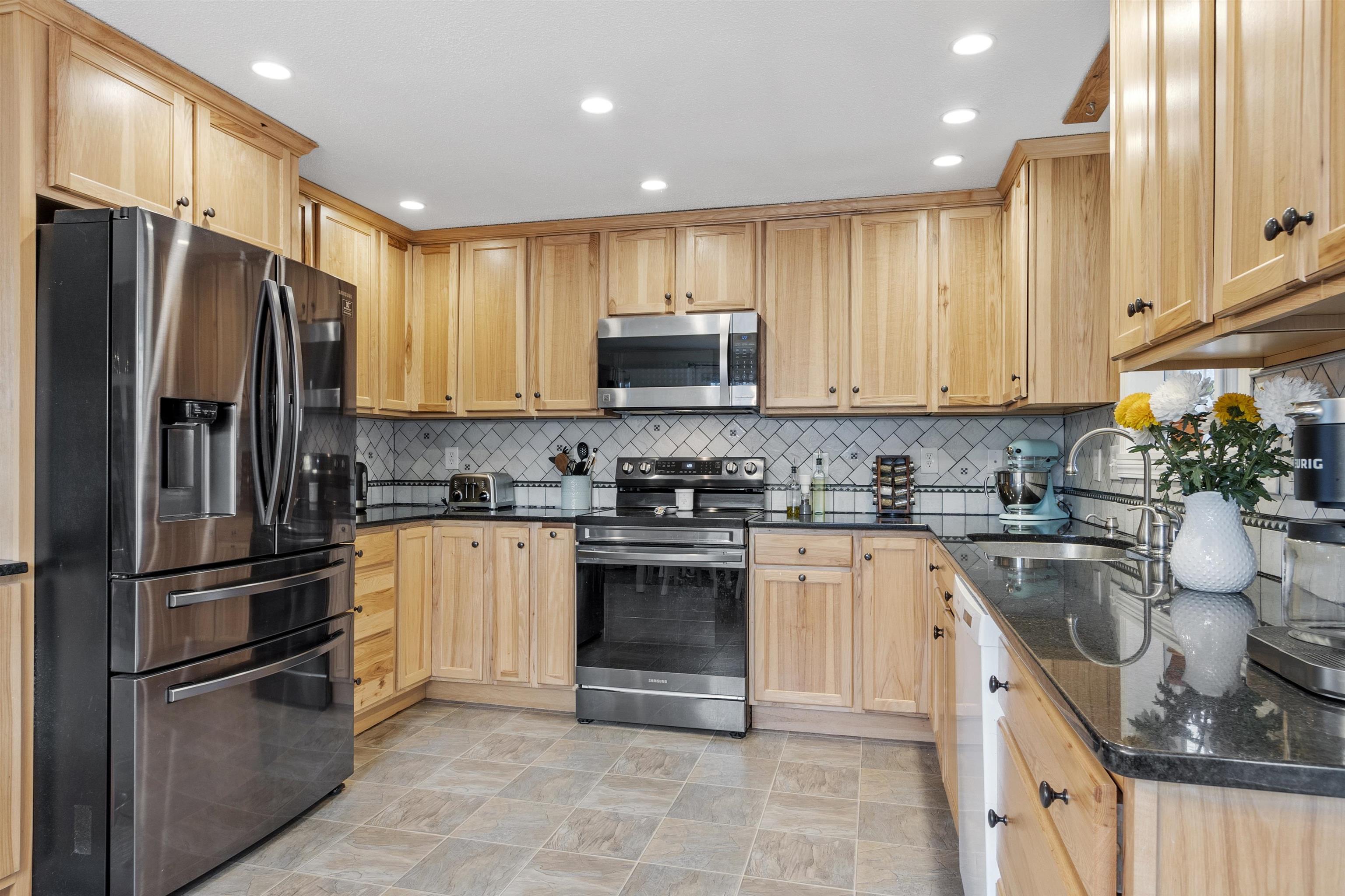47 Whitehall Road Hooksett, NH 03106 - Photo 10 of 45 Gallery Image 10