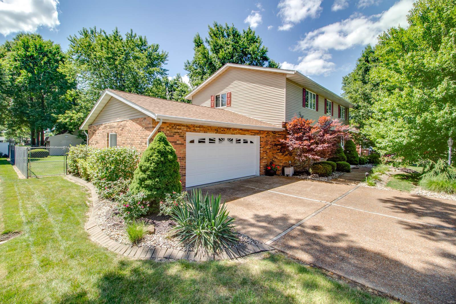 915 Reservoir Road Staunton, IL 62088 - Photo 1 of 64