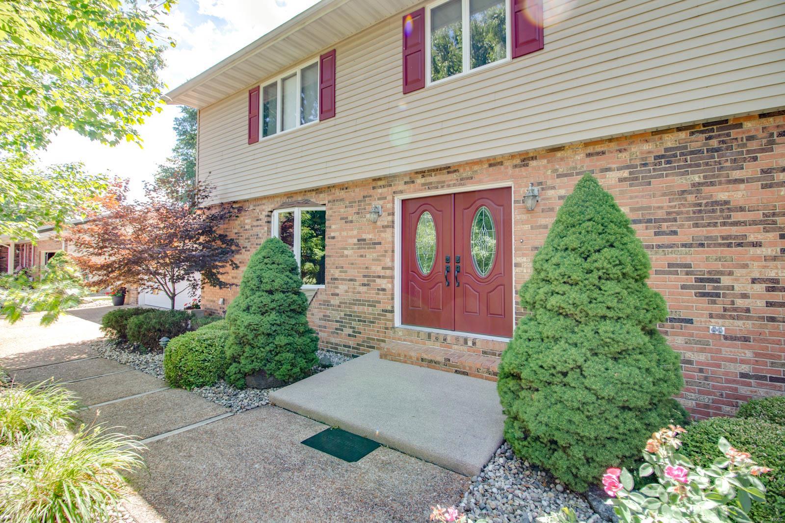 915 Reservoir Road Staunton, IL 62088 - Photo 2 of 64
