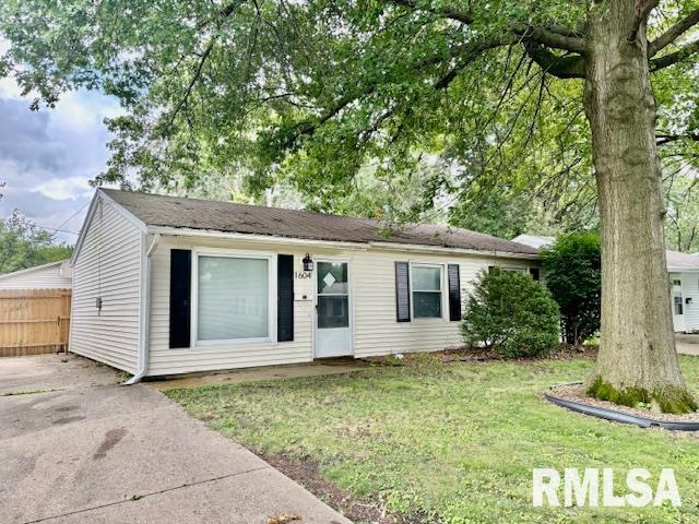 1604 Fairfield Drive Springfield, IL 62702 - Photo 1 of 19