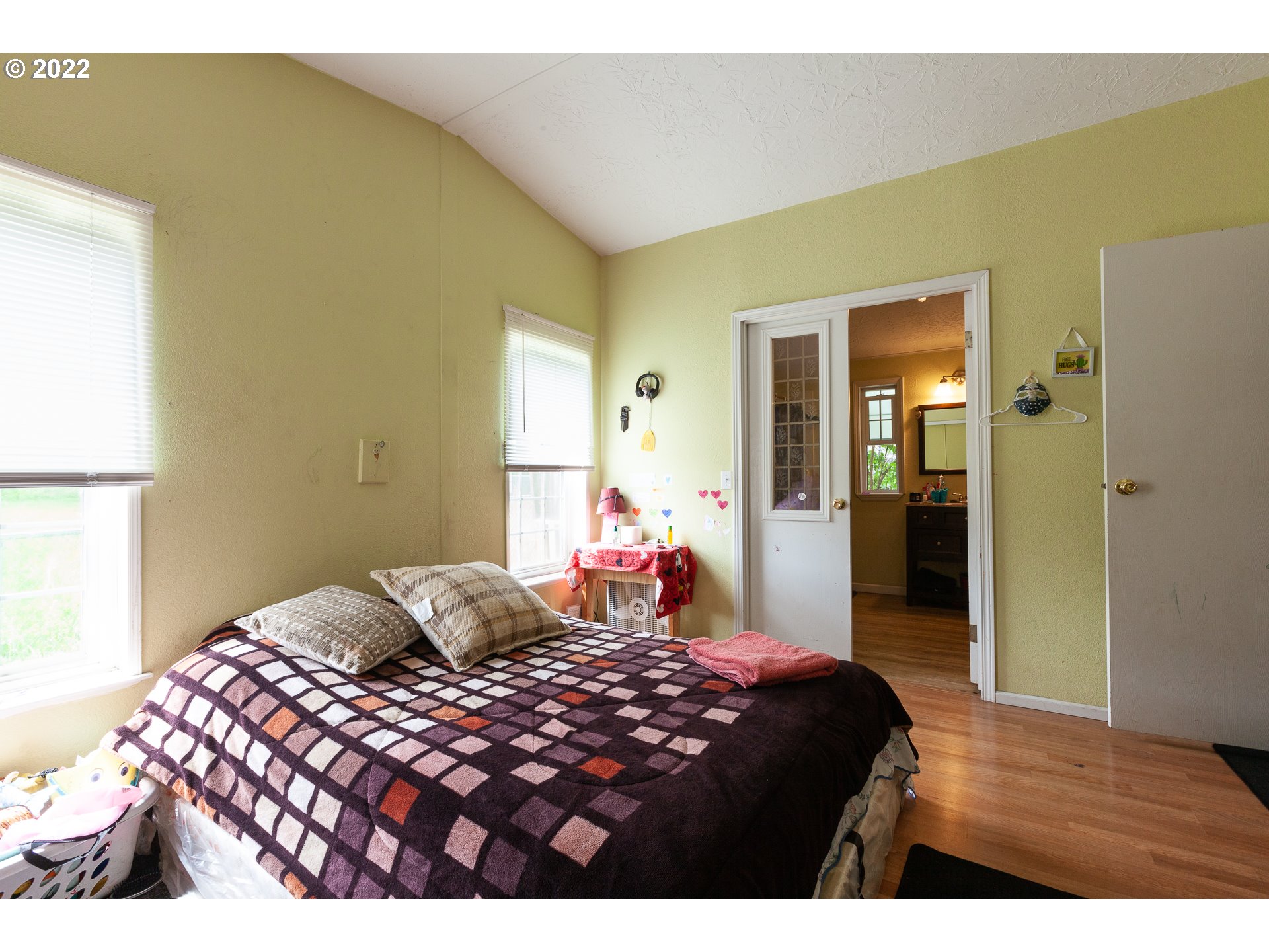 3460 Whitten Road Hood River, OR 97031 - Photo 21 of 32 Primary Bedroom