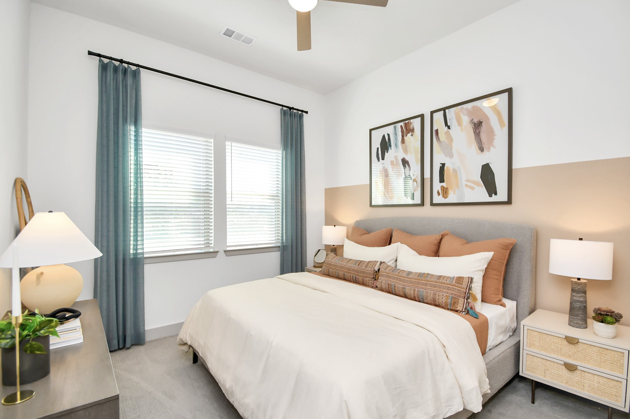 1617 Enid Street, Unit 177 Houston, TX 77009 - Photo 14 of 50 a bedroom with a large bed and a potted plant