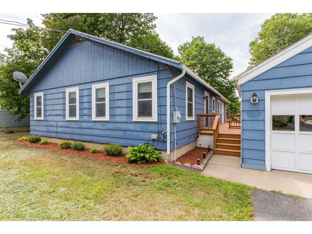 21 Howe Street Rochester, NH 03867 - Photo 2 of 30