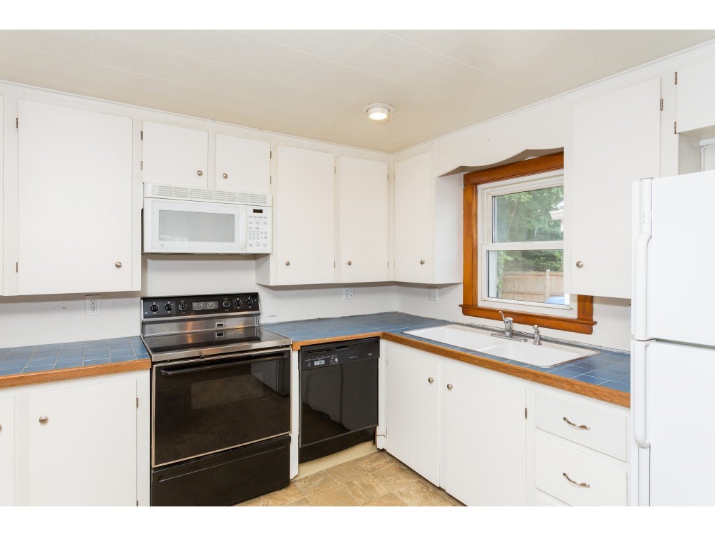 21 Howe Street Rochester, NH 03867 - Photo 5 of 30