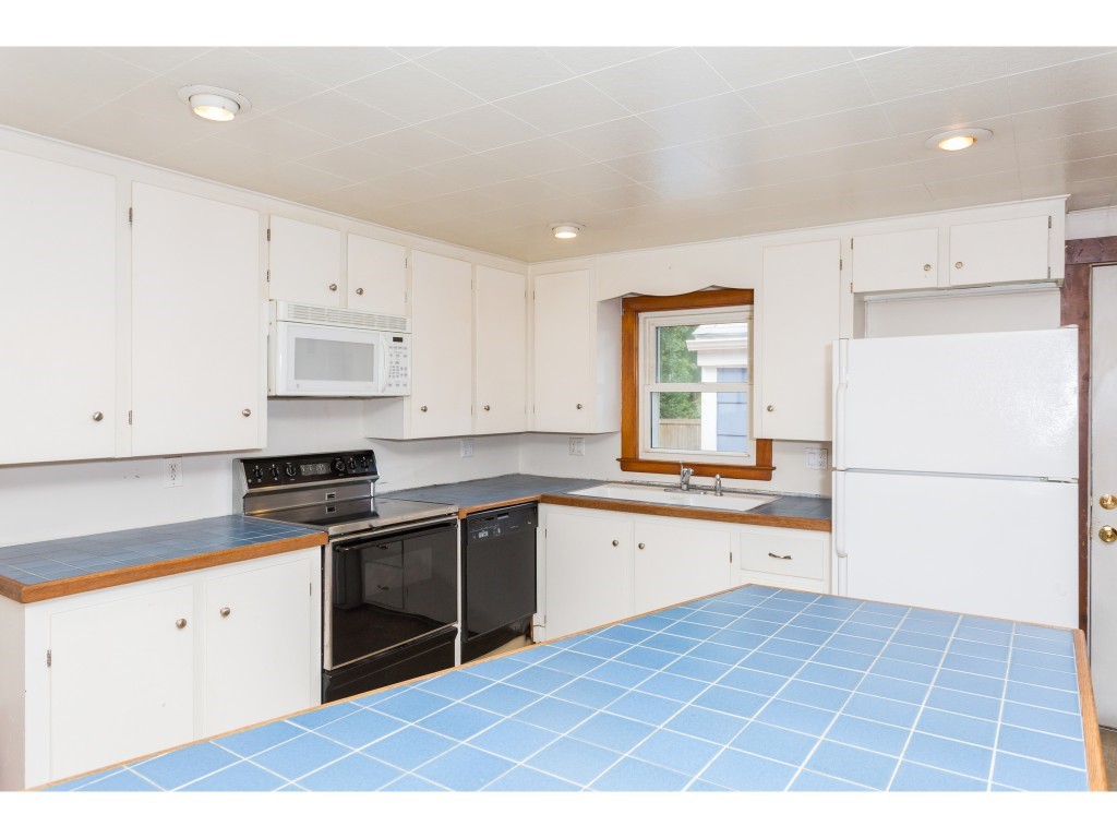 21 Howe Street Rochester, NH 03867 - Photo 7 of 30