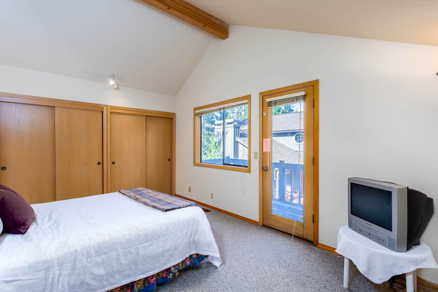 18193 Oregon Loop, Unit 4 Sunriver, OR 97707 - Photo 21 of 40 Primary Suite Up