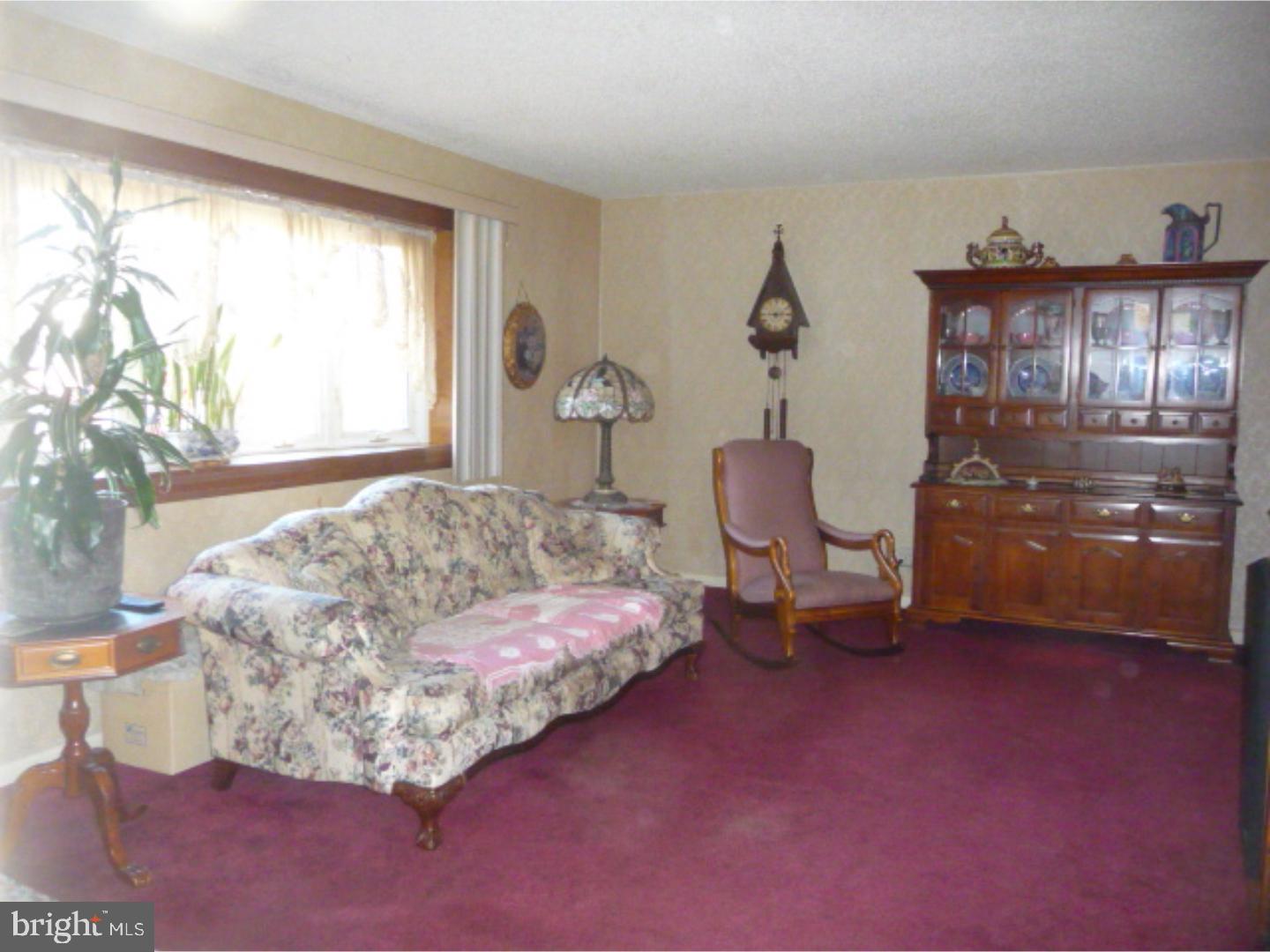 1124 Plane Road Philadelphia, PA 19115 - Photo 3 of 19 Living Room