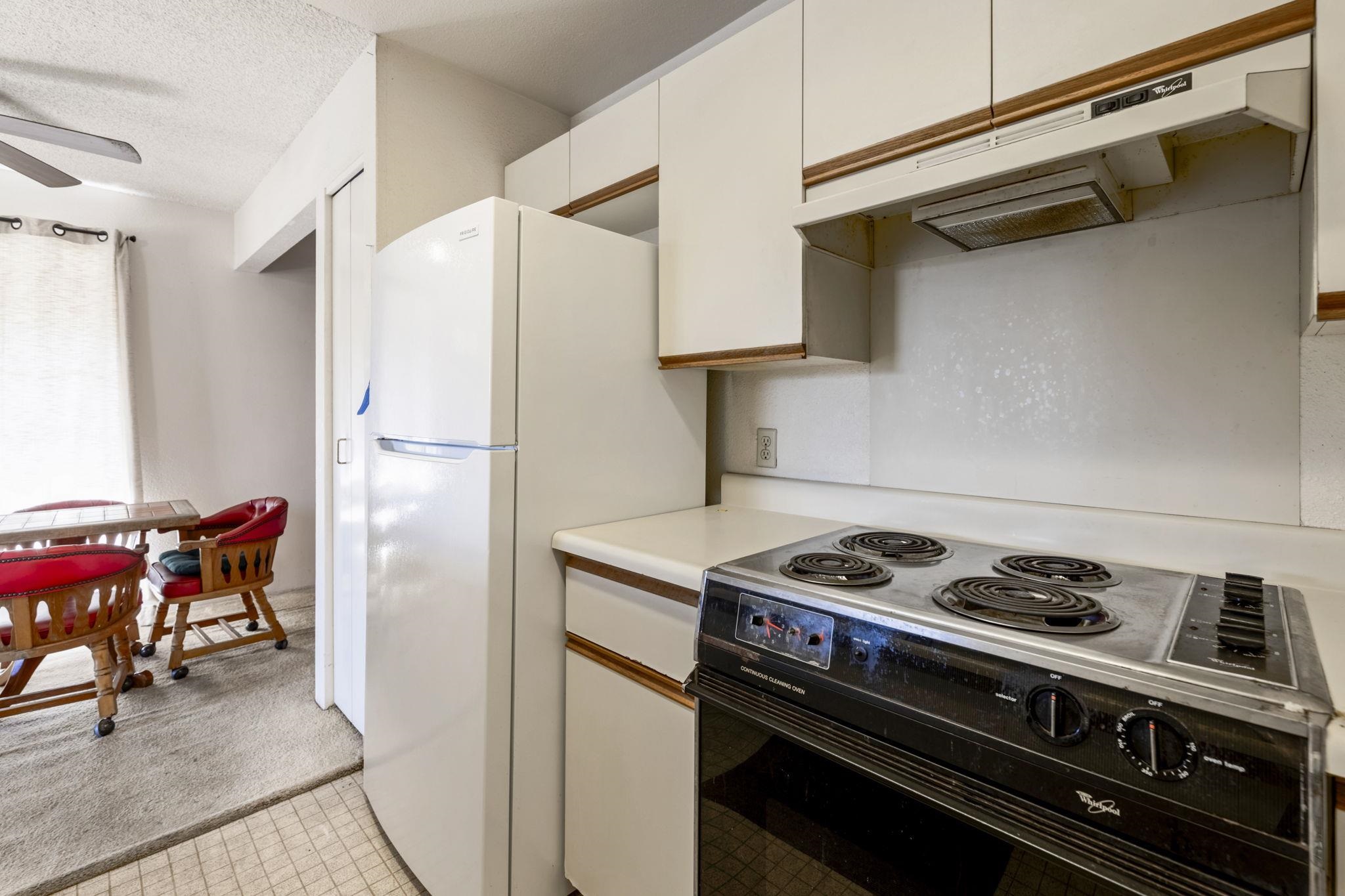 140 Uwapo Road, Unit 18203 Kihei, HI 96753 - Photo 11 of 40 a kitchen with a stove and a refrigerator