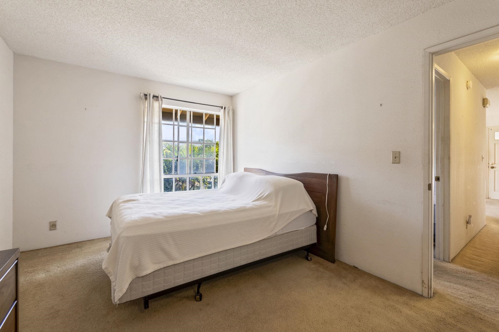 140 Uwapo Road, Unit 18203 Kihei, HI 96753 - Photo 17 of 40 a bed sitting in a bedroom next to a window