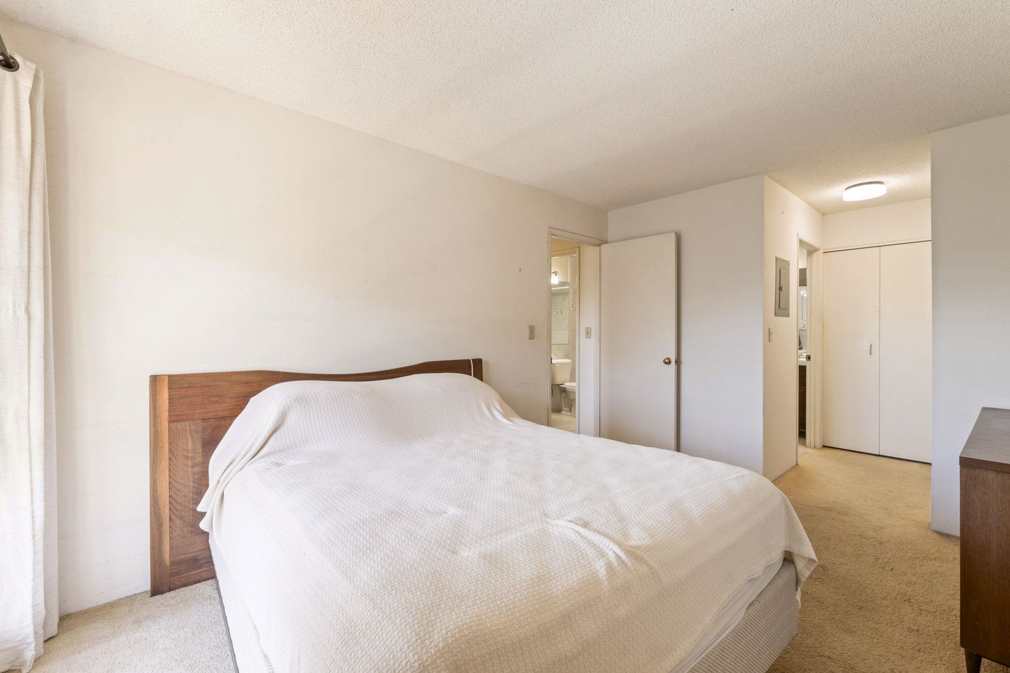 140 Uwapo Road, Unit 18203 Kihei, HI 96753 - Photo 18 of 40 a large white bed in a white room