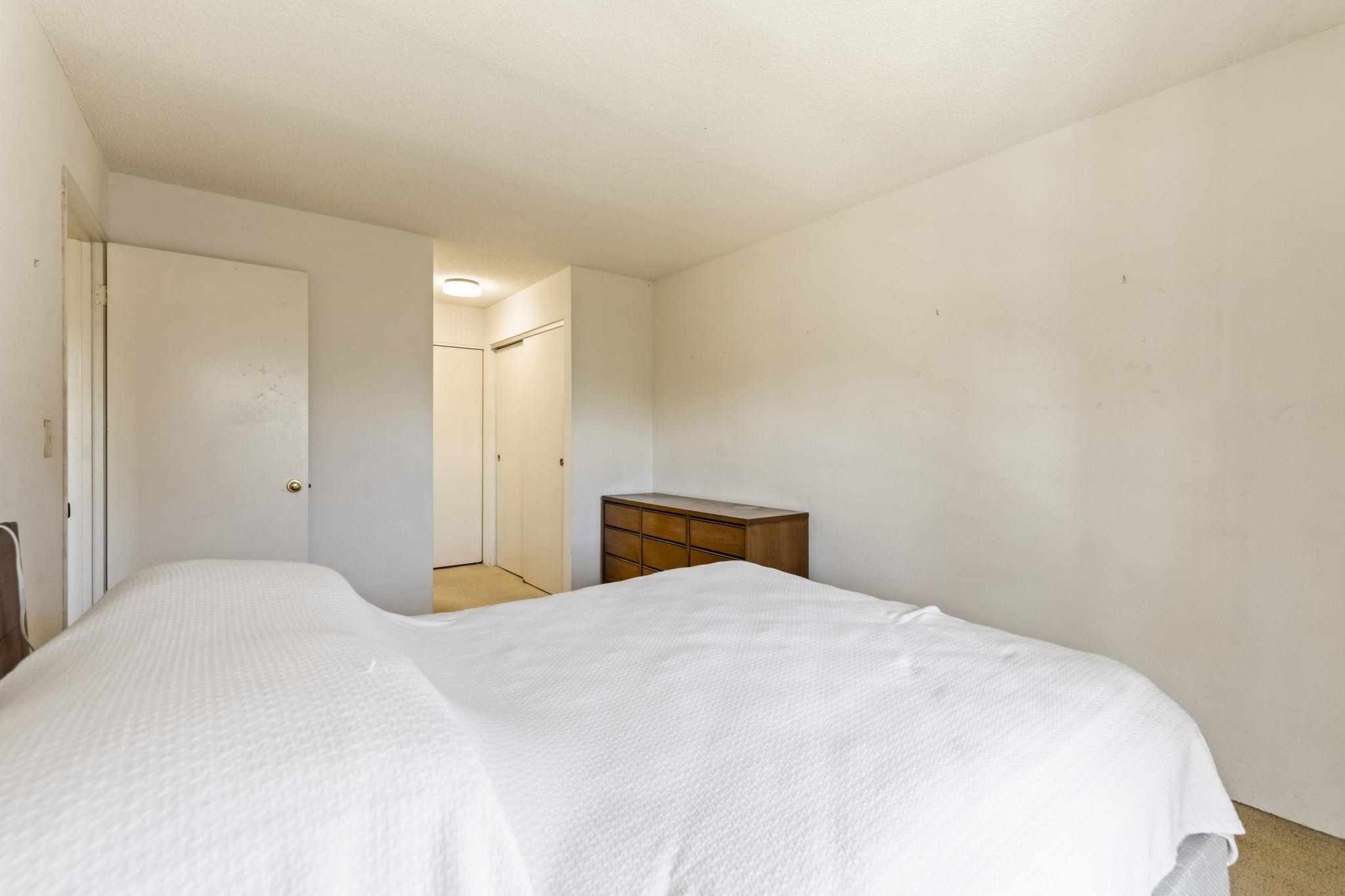 140 Uwapo Road, Unit 18203 Kihei, HI 96753 - Photo 19 of 40 a bedroom with a bed and a mirror