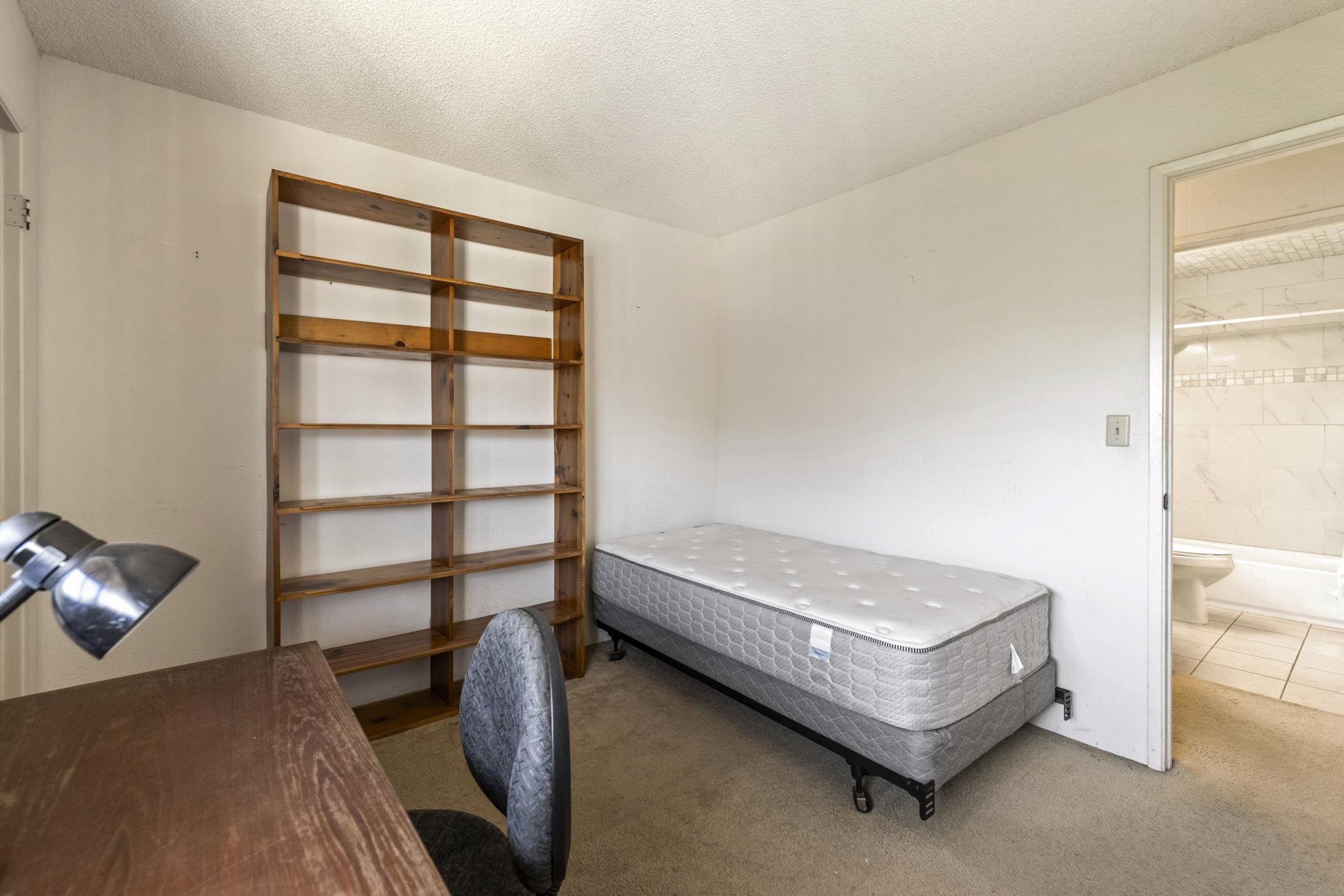 140 Uwapo Road, Unit 18203 Kihei, HI 96753 - Photo 23 of 40 a bedroom with a bed and a window