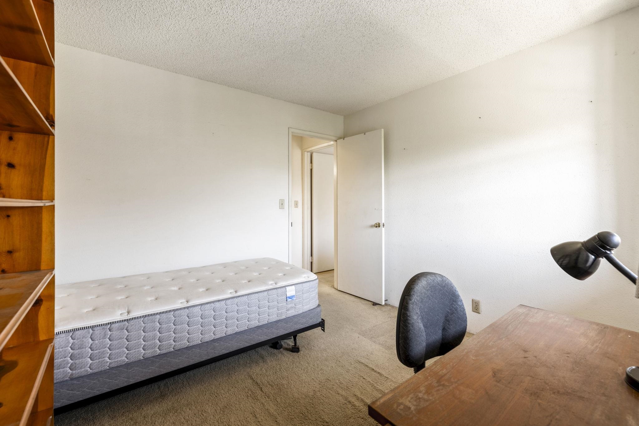 140 Uwapo Road, Unit 18203 Kihei, HI 96753 - Photo 24 of 40 a bedroom with a bed and painting on the wall