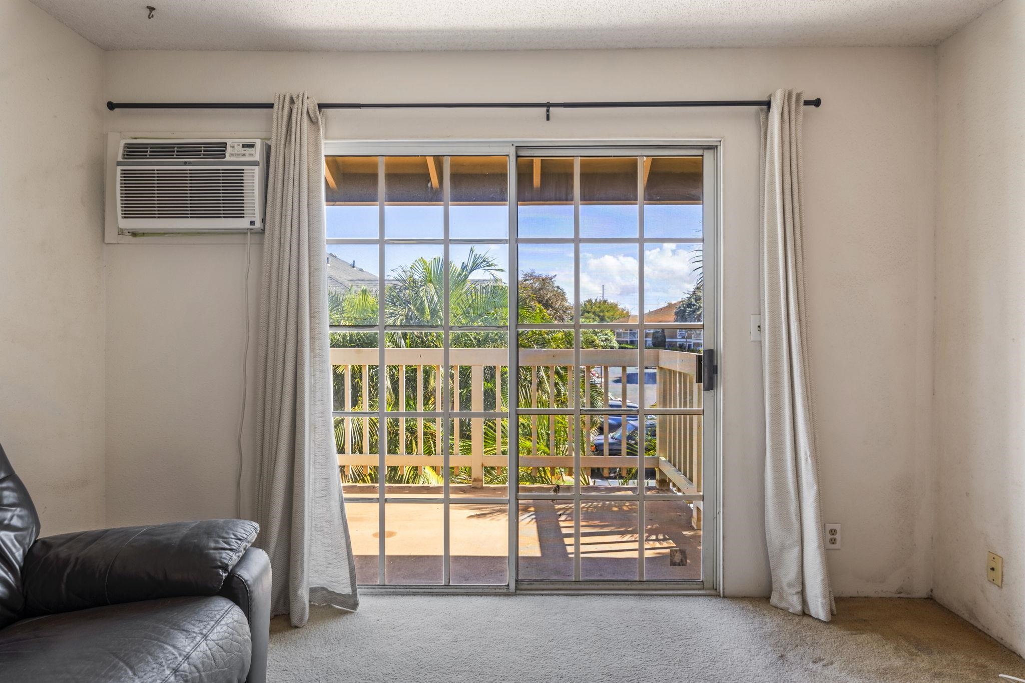 140 Uwapo Road, Unit 18203 Kihei, HI 96753 - Photo 26 of 40 a living room with a large window