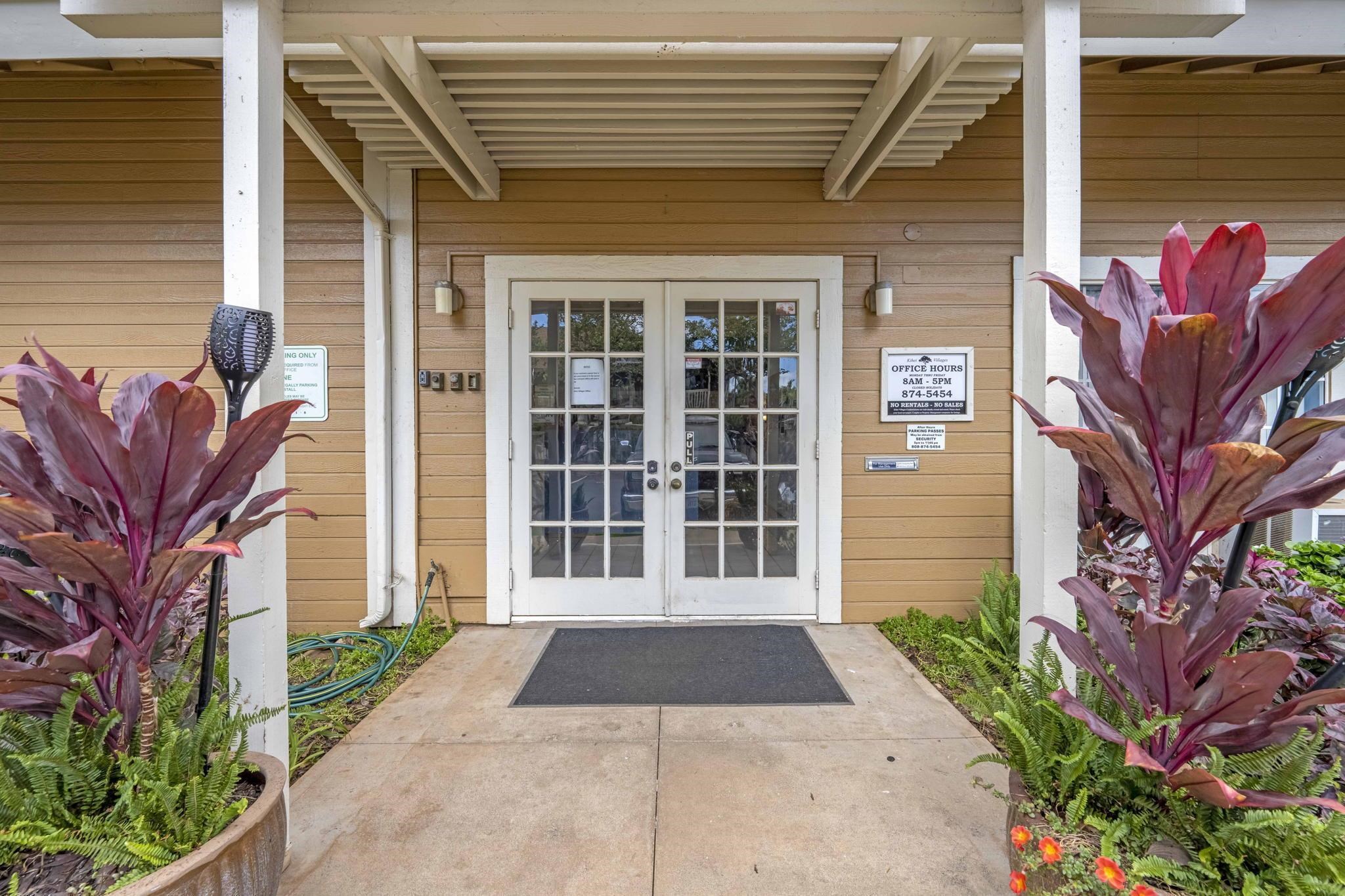 140 Uwapo Road, Unit 18203 Kihei, HI 96753 - Photo 36 of 40 a front view of a house with a garden