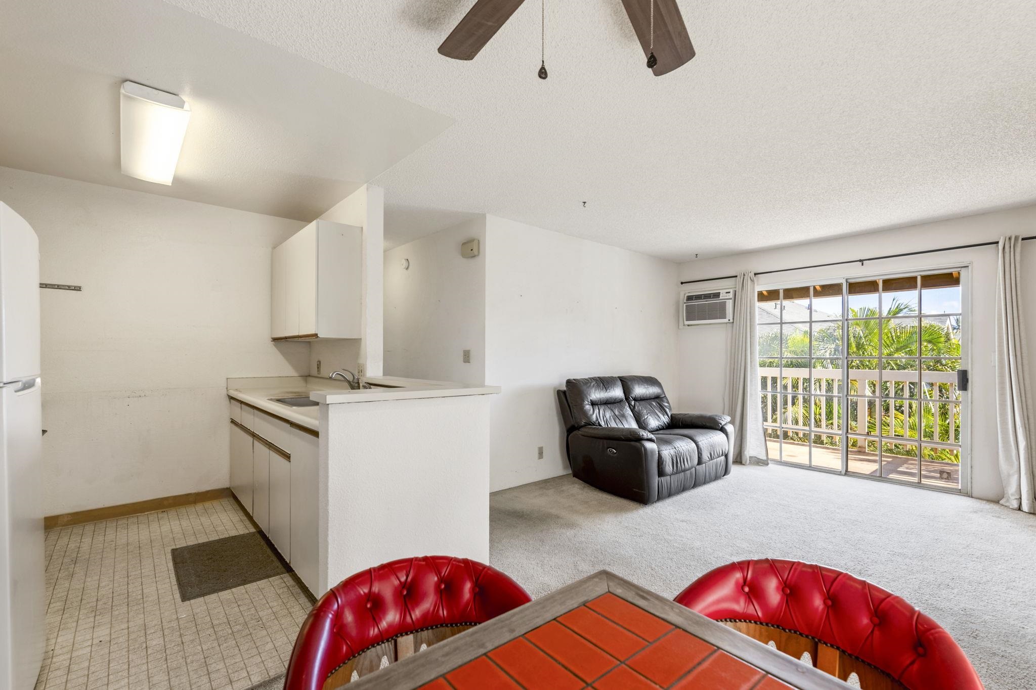 140 Uwapo Road, Unit 18203 Kihei, HI 96753 - Photo 7 of 40 a bedroom with furniture and a window