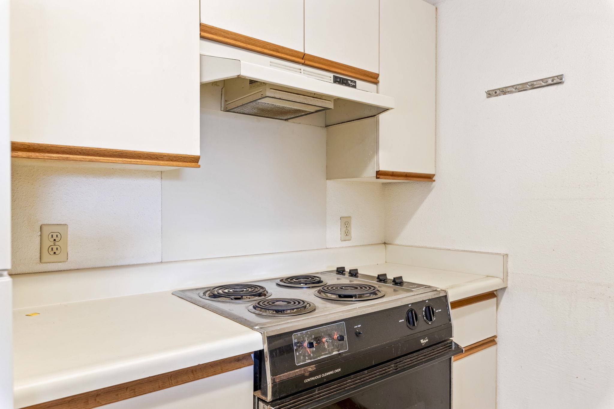 140 Uwapo Road, Unit 18203 Kihei, HI 96753 - Photo 9 of 40 a stove top oven sitting inside of a kitchen