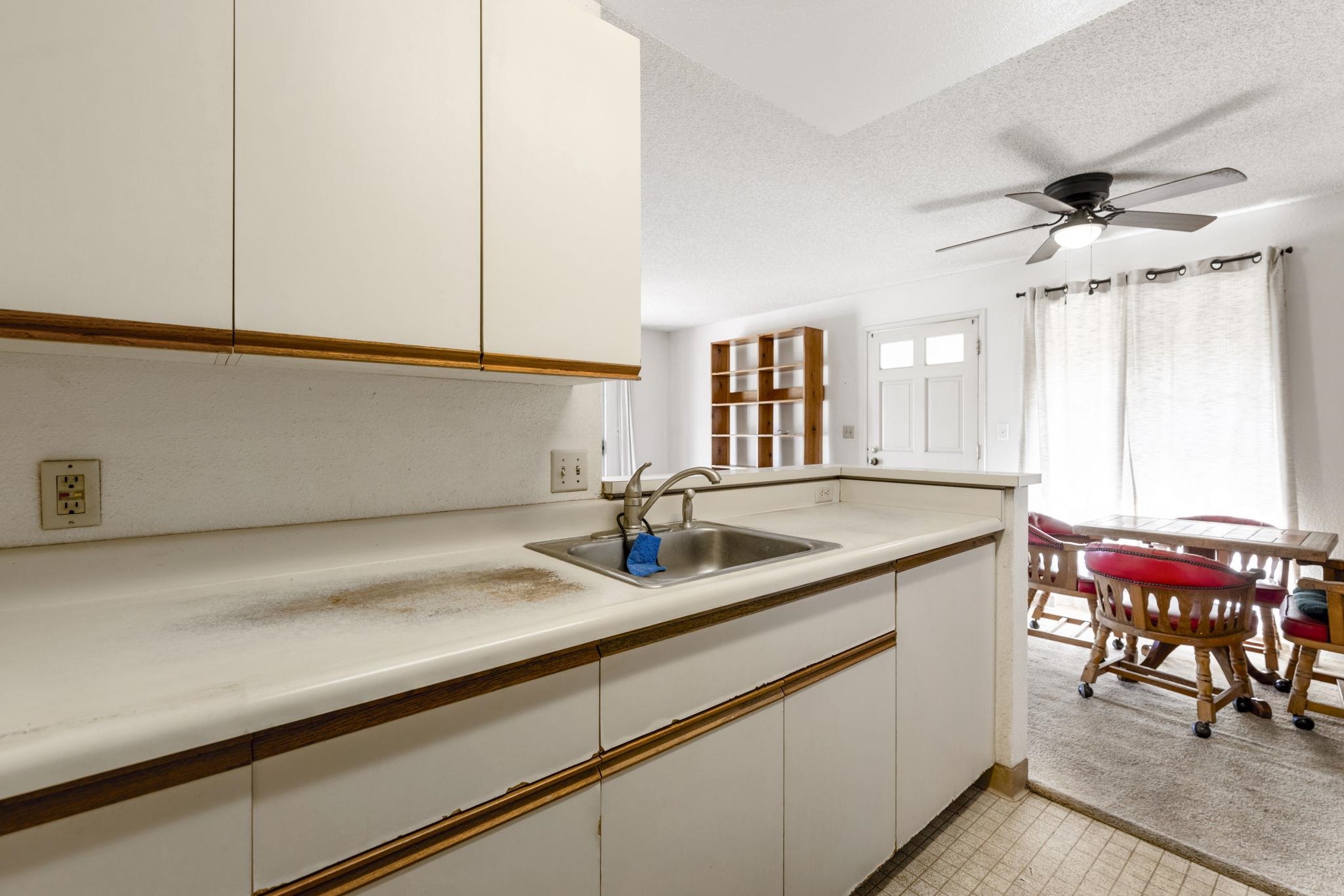 140 Uwapo Road, Unit 18203 Kihei, HI 96753 - Photo 10 of 40 a hallway with a sink and a mirror