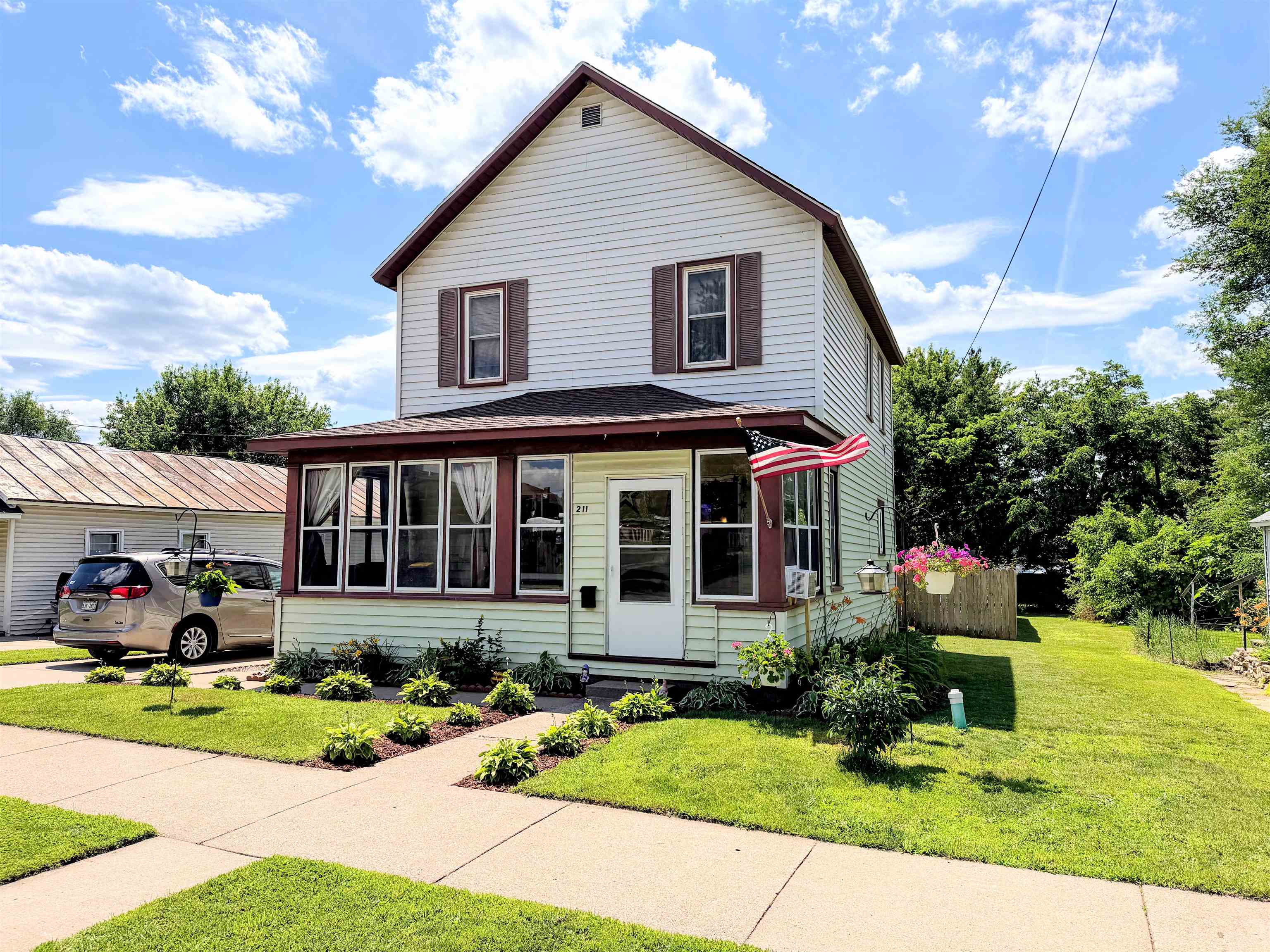 211 South Prairie Street Prairie du Chien, WI 53821 - Photo 2 of 39