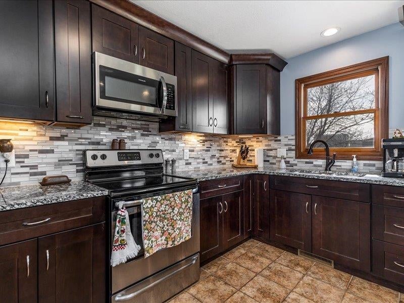 5250 Saratoga Road Dubuque, IA 52002 - Photo 9 of 44 Gallery Image 9