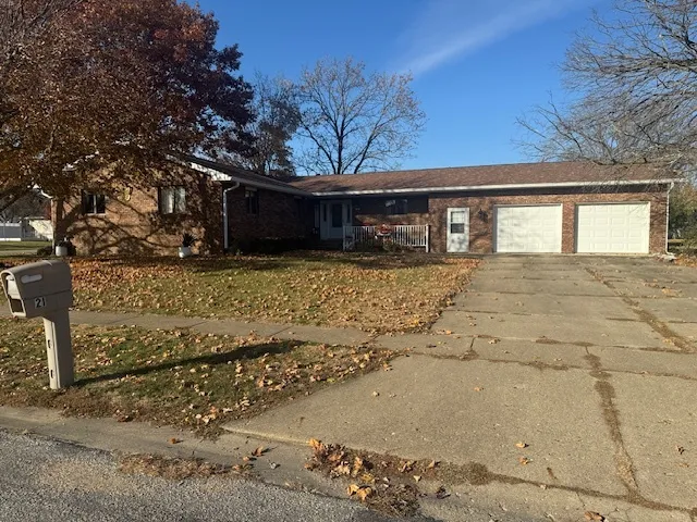 $239,900 | 21 Colonial Drive, Clinton, IL 61727
