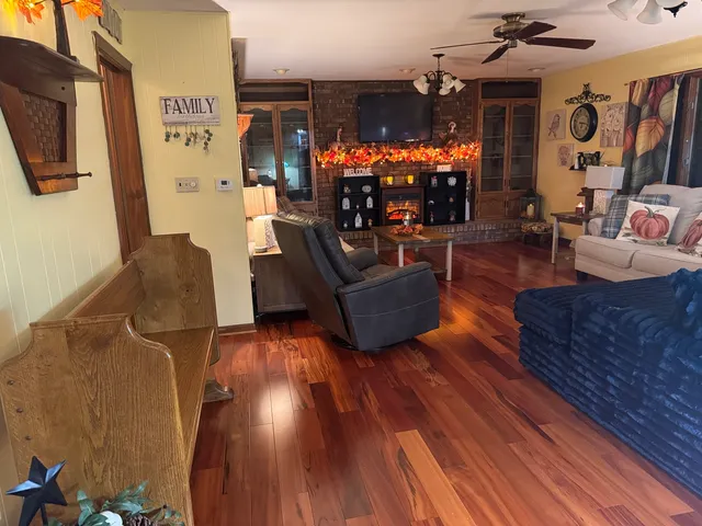 $239,900 | 21 Colonial Drive, Clinton, IL 61727