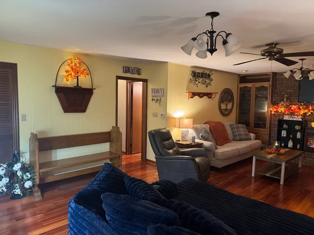 $239,900 | 21 Colonial Drive, Clinton, IL 61727