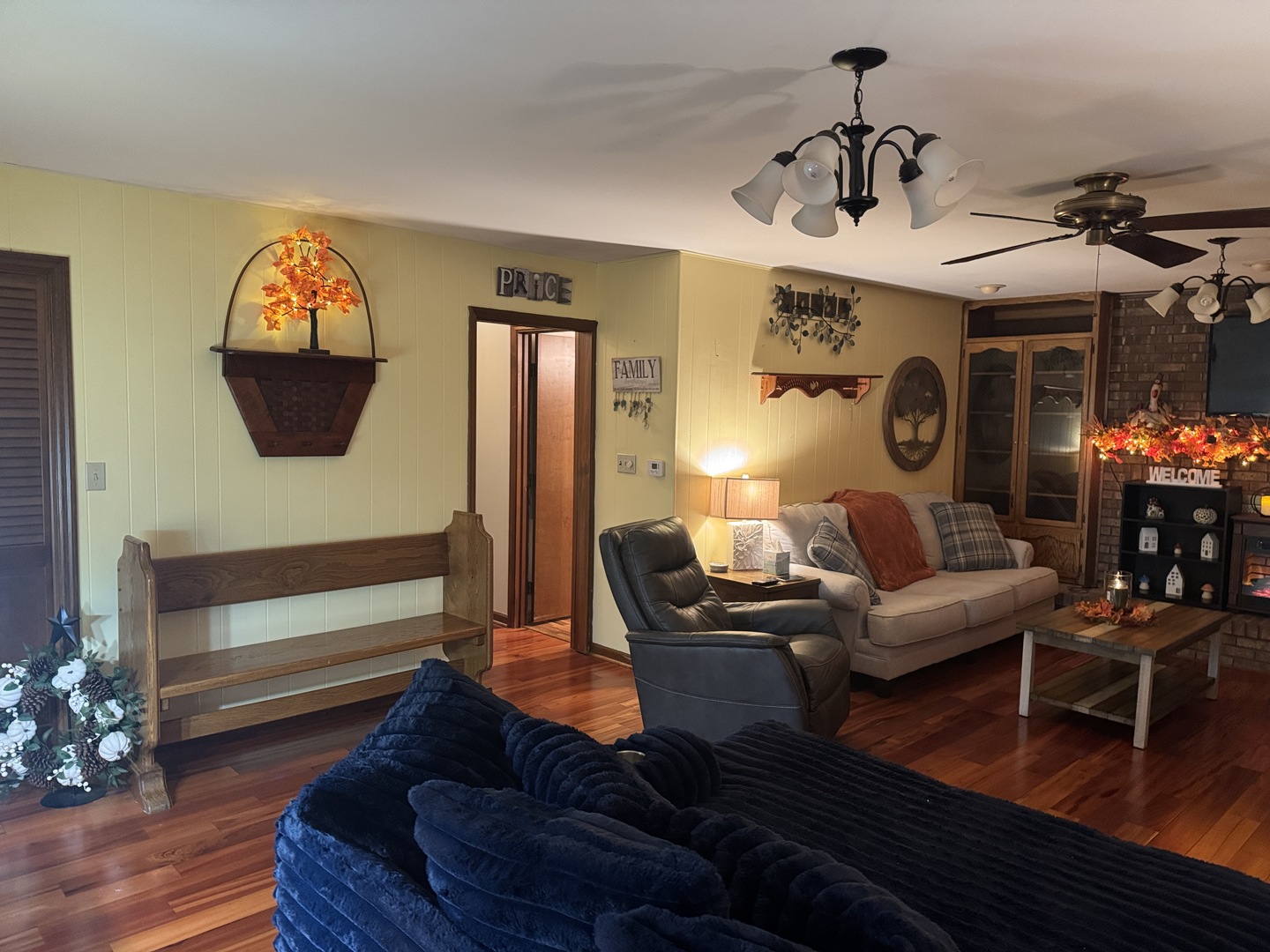21 Colonial Drive Clinton, IL 61727 - Photo 12 of 40 a living room with furniture and wooden floor