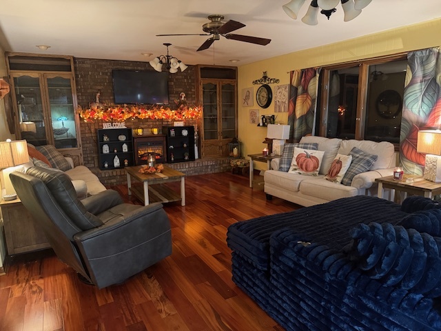21 Colonial Drive Clinton, IL 61727 - Photo 13 of 40 a living room with furniture and a large window
