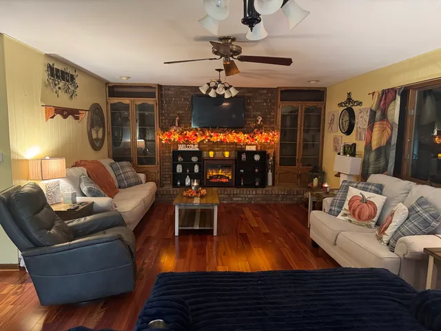 $239,900 | 21 Colonial Drive, Clinton, IL 61727