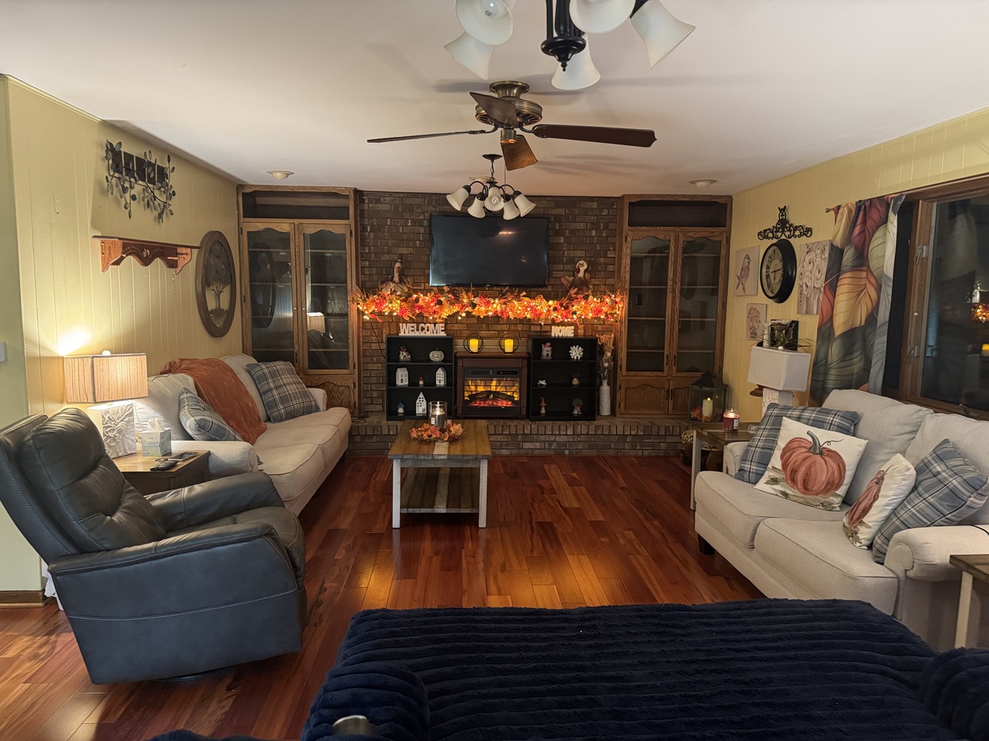 21 Colonial Drive Clinton, IL 61727 - Photo 14 of 40 a living room with furniture and a flat screen tv