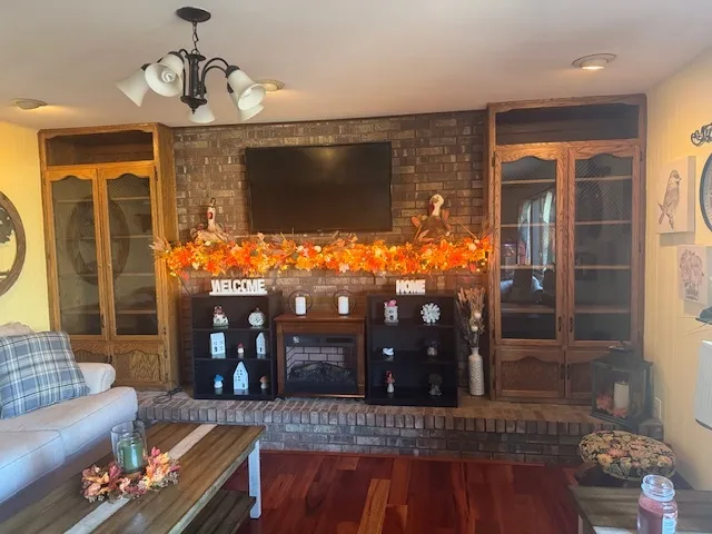 $239,900 | 21 Colonial Drive, Clinton, IL 61727