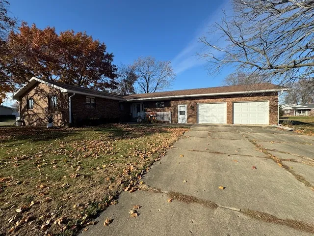 $239,900 | 21 Colonial Drive, Clinton, IL 61727