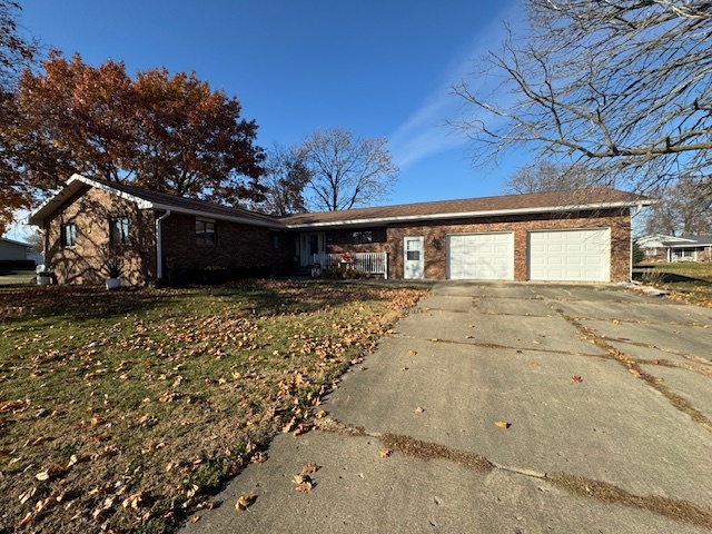 21 Colonial Drive Clinton, IL 61727 - Photo 2 of 40 a front view of a house with a yard