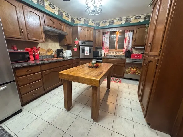 $239,900 | 21 Colonial Drive, Clinton, IL 61727