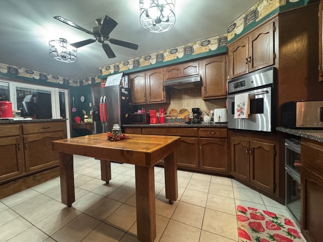 21 Colonial Drive Clinton, IL 61727 - Photo 23 of 40 a kitchen with a sink a stove and cabinets