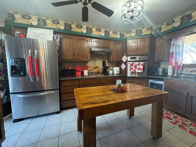 $239,900 | 21 Colonial Drive, Clinton, IL 61727