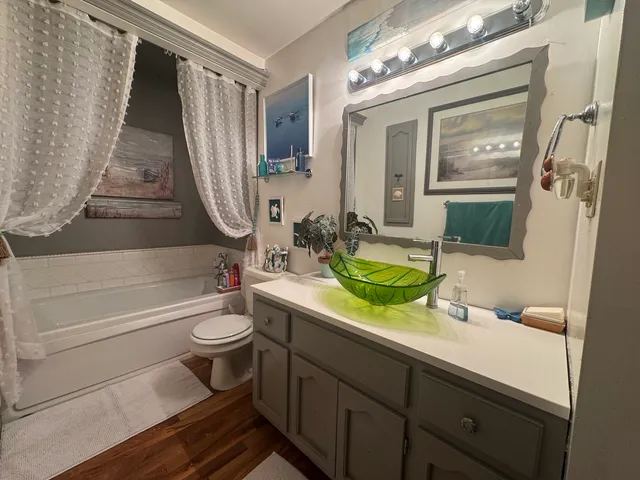 $239,900 | 21 Colonial Drive, Clinton, IL 61727