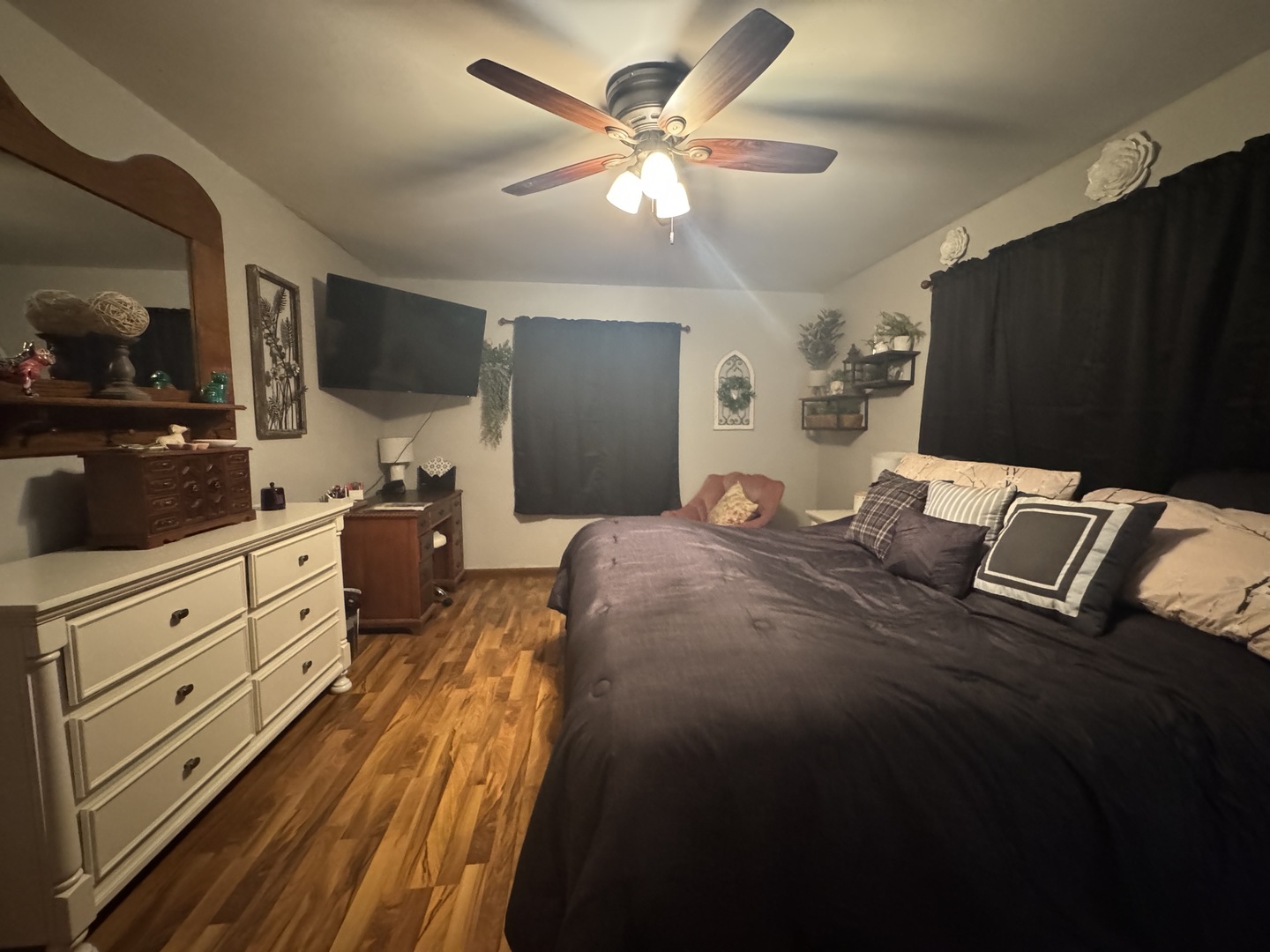 21 Colonial Drive Clinton, IL 61727 - Photo 34 of 40 a bedroom with a large bed and a flat tv screen on dresser