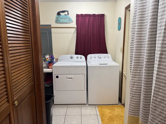 $239,900 | 21 Colonial Drive, Clinton, IL 61727