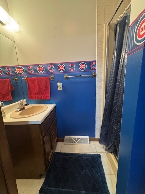 21 Colonial Drive Clinton, IL 61727 - Photo 39 of 40 a bathroom with a sink and a mirror