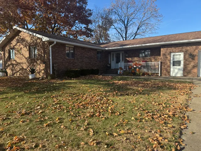 $239,900 | 21 Colonial Drive, Clinton, IL 61727