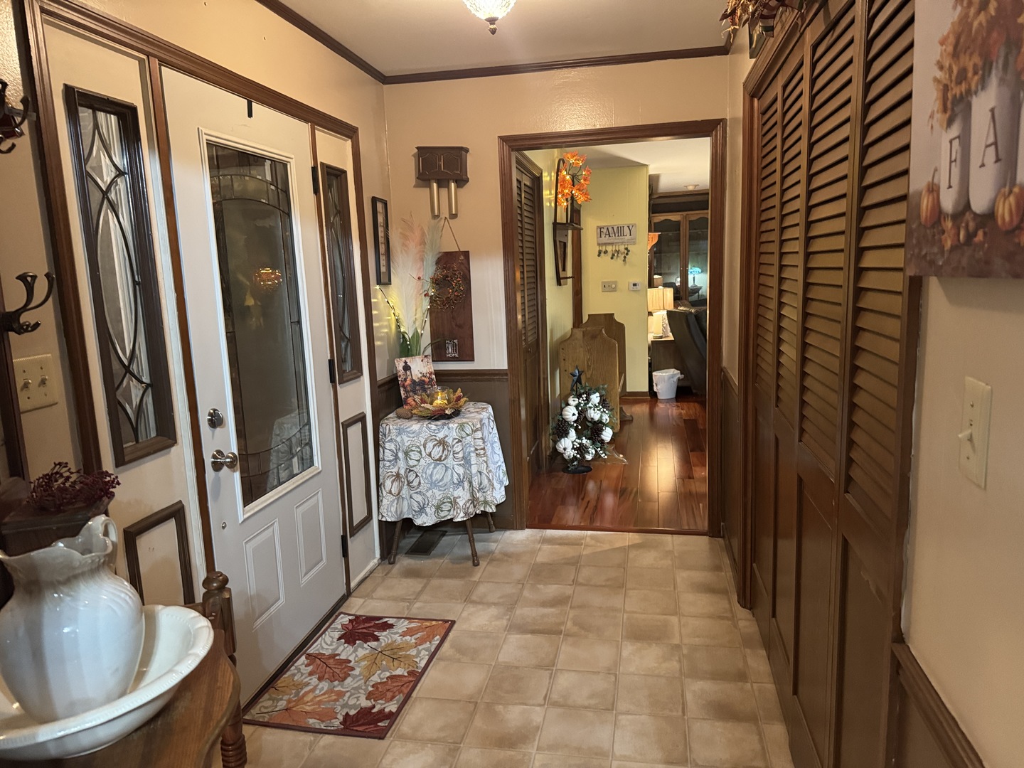 21 Colonial Drive Clinton, IL 61727 - Photo 10 of 40 a view of living room