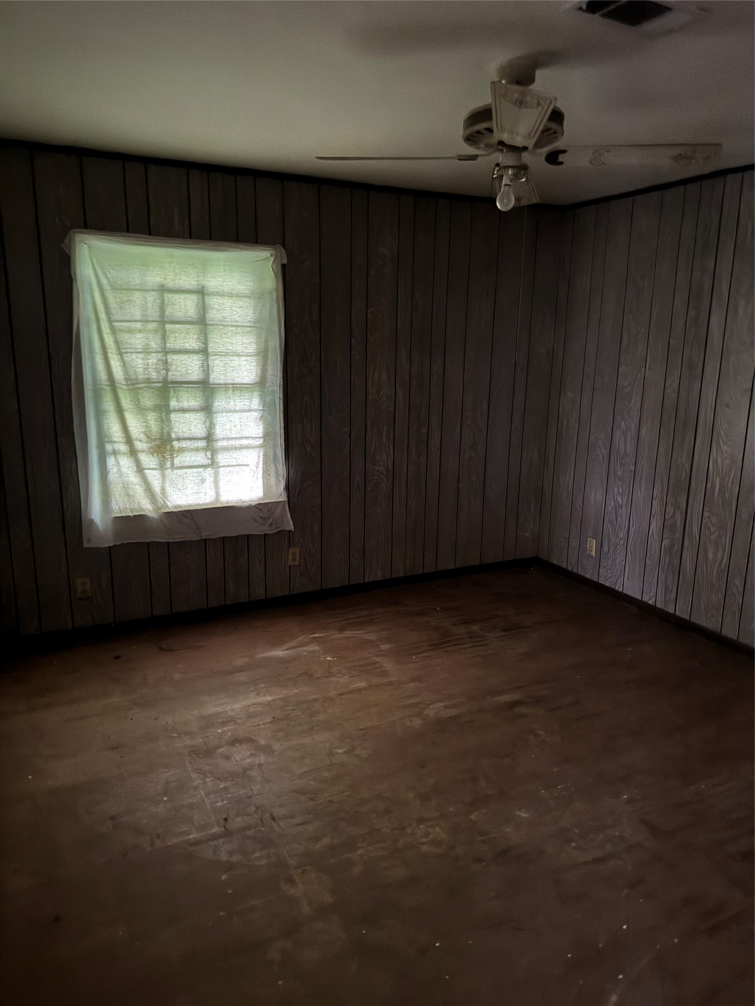 5050 Nassau Road Houston, TX 77021 - Photo 7 of 11 an empty room with a window