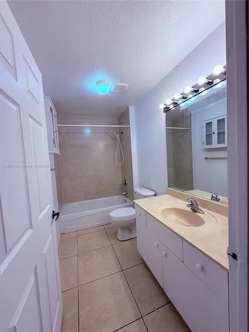 $280,000 | 3820 Southwest 48th Avenue, Unit E31, Pembroke Park, FL 33023