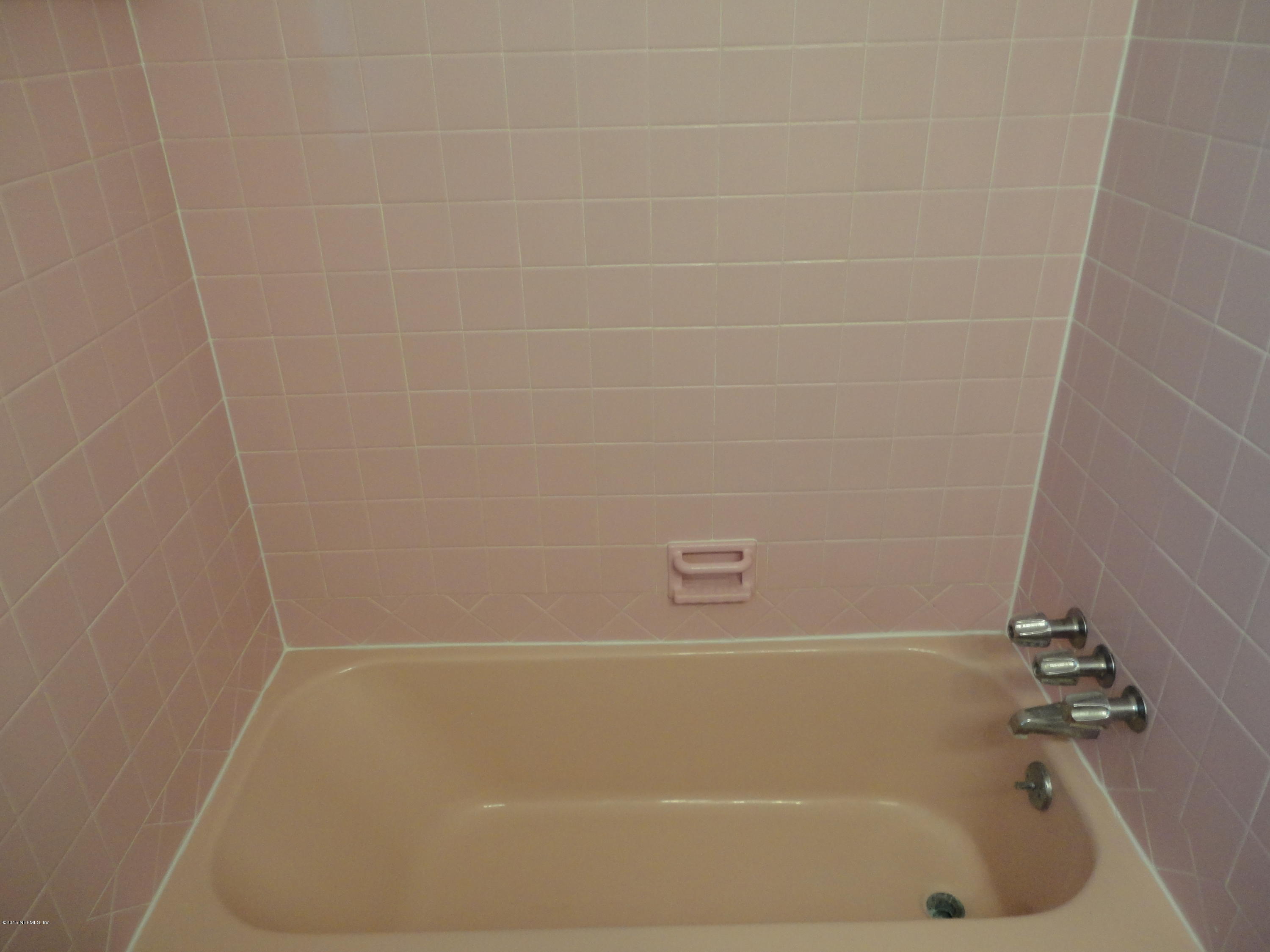 776 Acapulco Road Jacksonville, FL 32216 - Photo 16 of 22 Hallway Bathroom Tub
