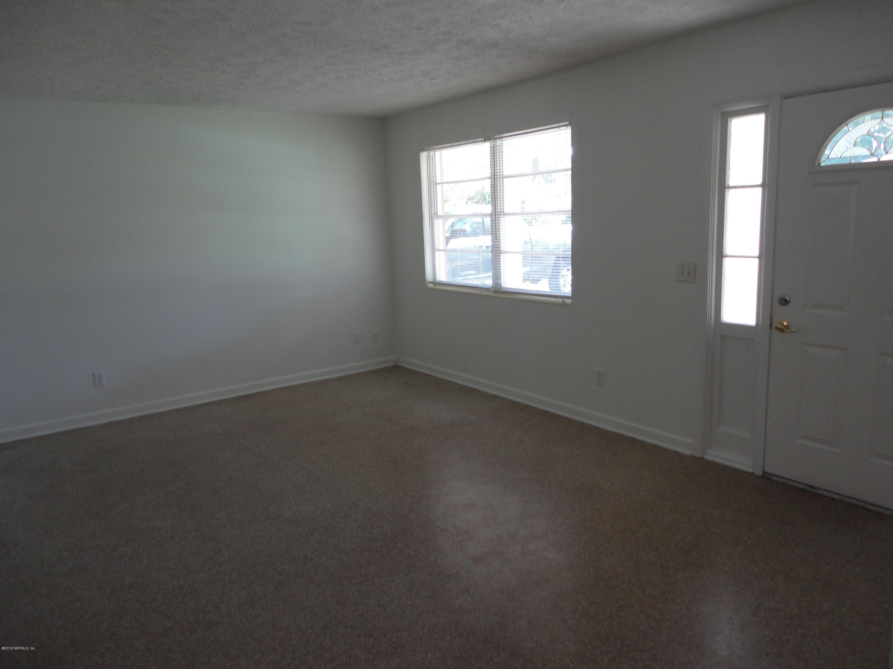 776 Acapulco Road Jacksonville, FL 32216 - Photo 4 of 22 Living room