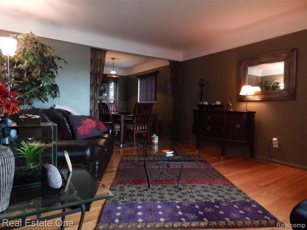 9833 Middlebelt Road Livonia, MI 48150 - Photo 15 of 31 Living Room
